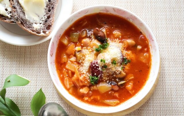 野菜中心の冬の温かい料理レシピ：ミネストローネ、カレー、その他の美味しい冬のメニュー