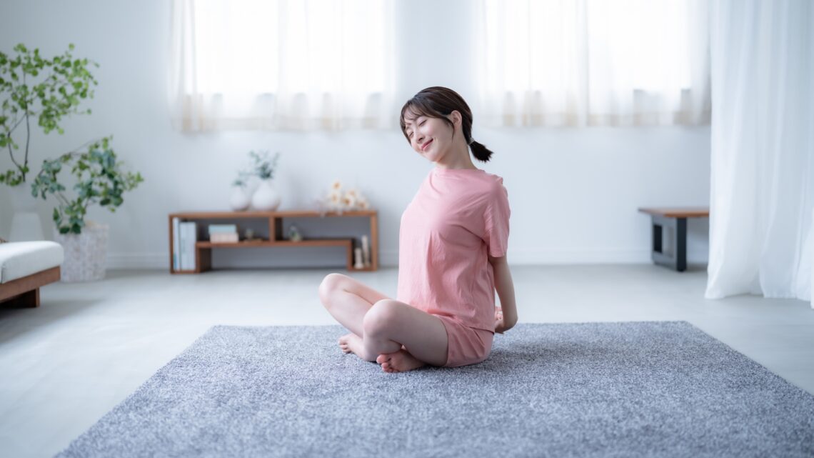 寝る前のストレッチで心も体もリセット。1日の疲れを癒やすナイトルーティン