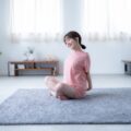 寝る前のストレッチで心も体もリセット。1日の疲れを癒やすナイトルーティン