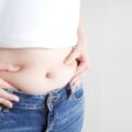 ぽっこりお腹にさよなら：皮下脂肪を減らす女性のための習慣＆トレーニング